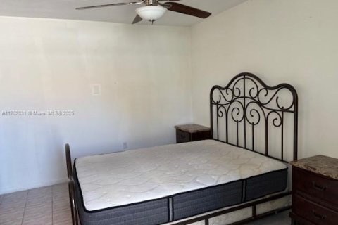Casa en venta en Miami Gardens, Florida, 4 dormitorios, 117.06 m2 № 1868078 - foto 14