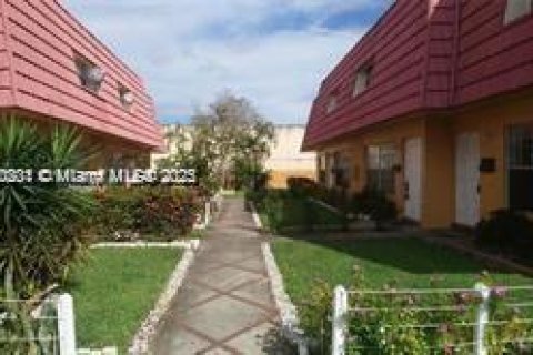 Снять в аренду таунхаус в Лодерхилл, Флорида 2 спальни, 94.76м2, № 1947928 - фото 1