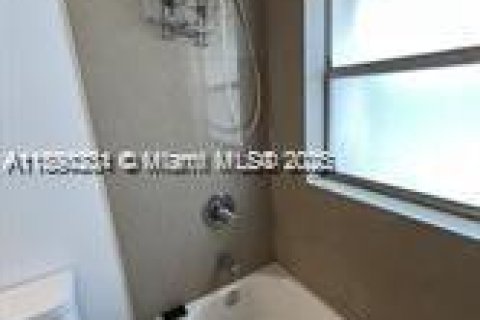 Снять в аренду таунхаус в Лодерхилл, Флорида 2 спальни, 94.76м2, № 1947928 - фото 7