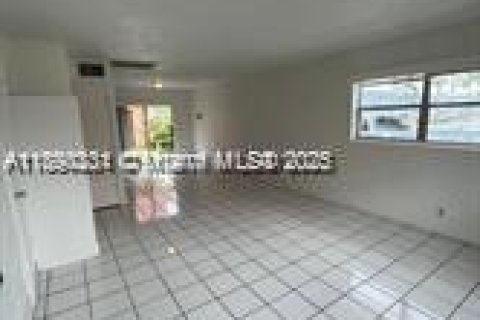 Снять в аренду таунхаус в Лодерхилл, Флорида 2 спальни, 94.76м2, № 1947928 - фото 9