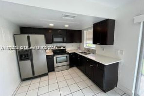 Снять в аренду таунхаус в Лодерхилл, Флорида 2 спальни, 94.76м2, № 1947928 - фото 2