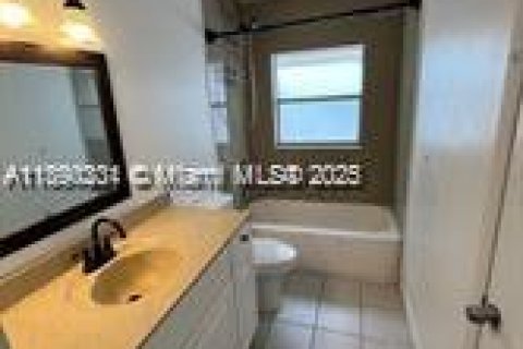 Снять в аренду таунхаус в Лодерхилл, Флорида 2 спальни, 94.76м2, № 1947928 - фото 8