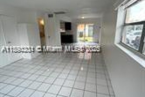 Снять в аренду таунхаус в Лодерхилл, Флорида 2 спальни, 94.76м2, № 1947928 - фото 3