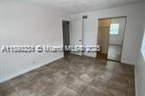 Снять в аренду таунхаус в Лодерхилл, Флорида 2 спальни, 94.76м2, № 1947928 - фото 6