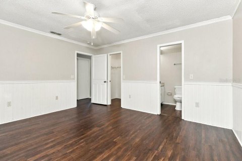 House in New Port Richey, Florida 3 bedrooms, 140.28 sq.m. № 2423644 - photo 10
