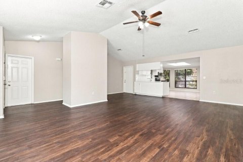 House in New Port Richey, Florida 3 bedrooms, 140.28 sq.m. № 2423644 - photo 5