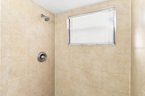 House in New Port Richey, Florida 3 bedrooms, 140.28 sq.m. № 2423644 - photo 11