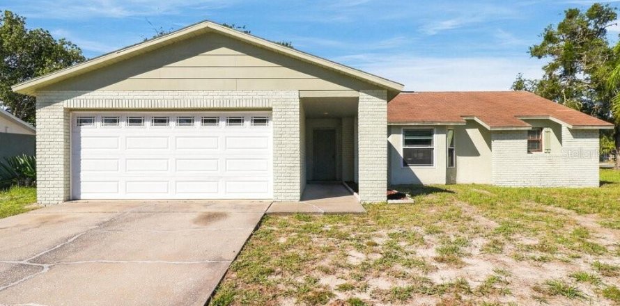 House in New Port Richey, Florida 3 bedrooms, 140.28 sq.m. № 2423644