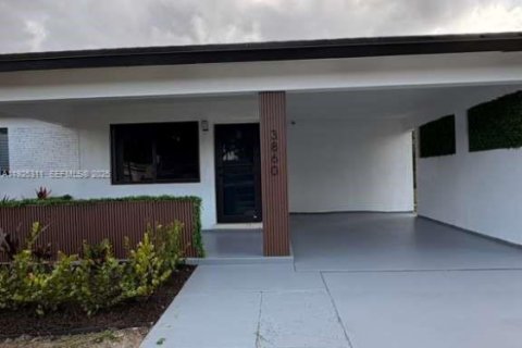 Купить виллу или дом в Лодерхилл, Флорида 3 спальни, 118.91м2, № 1991266 - фото 2