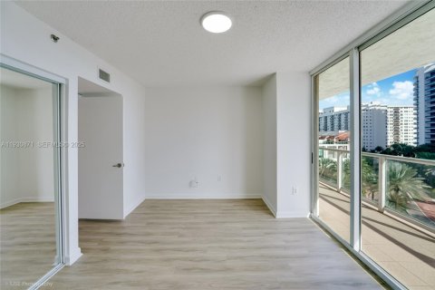 Снять в аренду кондоминиум в Майами-Бич, Флорида 2 спальни, 90.12м2, № 1989532 - фото 11