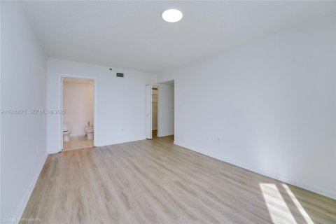 Снять в аренду кондоминиум в Майами-Бич, Флорида 2 спальни, 90.12м2, № 1989532 - фото 6