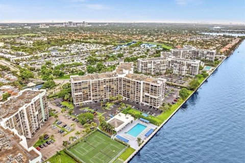 Condo in Hallandale Beach, Florida, 1 bedroom  № 2050938 - photo 2