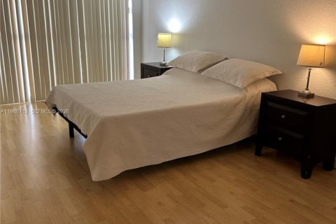 Condo in Hallandale Beach, Florida, 1 bedroom  № 2050938 - photo 29