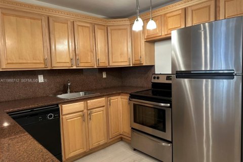 Condo in Hallandale Beach, Florida, 1 bedroom  № 2050938 - photo 18