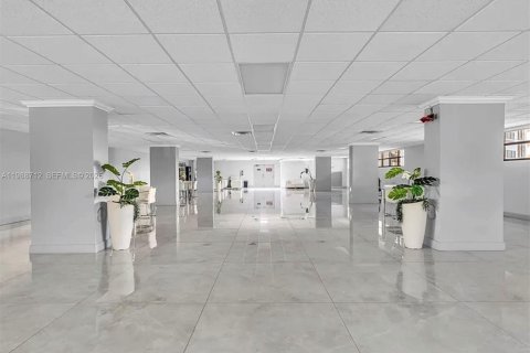 Condo in Hallandale Beach, Florida, 1 bedroom  № 2050938 - photo 12