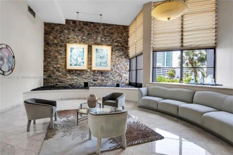 Condo in Hallandale Beach, Florida, 1 bedroom  № 2050938 - photo 11