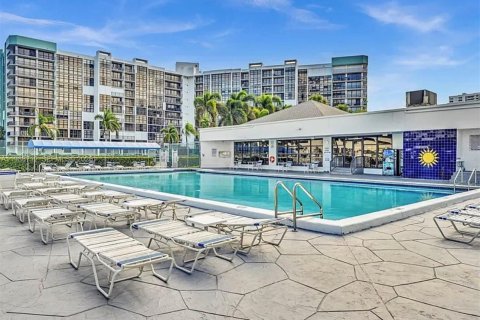 Condo in Hallandale Beach, Florida, 1 bedroom  № 2050938 - photo 6