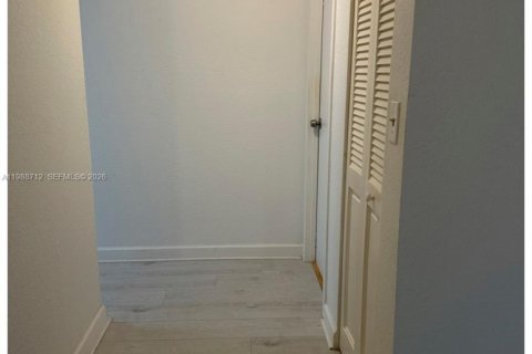 Condo in Hallandale Beach, Florida, 1 bedroom  № 2050938 - photo 24