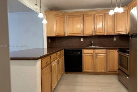 Condo in Hallandale Beach, Florida, 1 bedroom  № 2050938 - photo 17