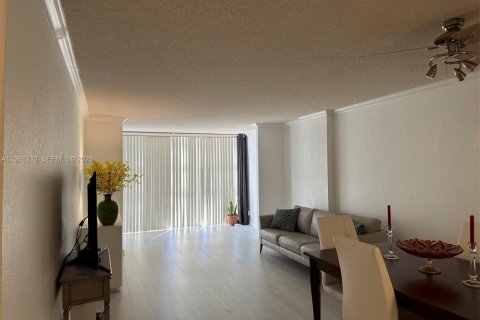 Condo in Hallandale Beach, Florida, 1 bedroom  № 2050938 - photo 21