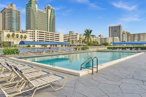 Condo in Hallandale Beach, Florida, 1 bedroom  № 2050938 - photo 4