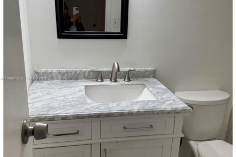 Condo in Hallandale Beach, Florida, 1 bedroom  № 2050938 - photo 26