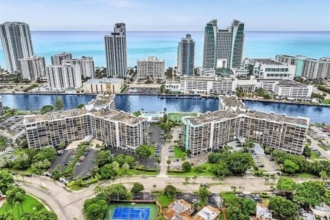 Condo in Hallandale Beach, Florida, 1 bedroom  № 2050938 - photo 1