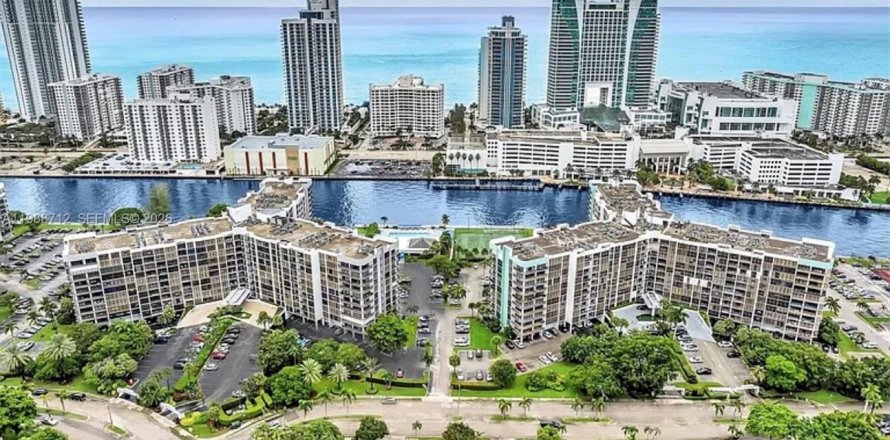 Condo in Hallandale Beach, Florida, 1 bedroom  № 2050938