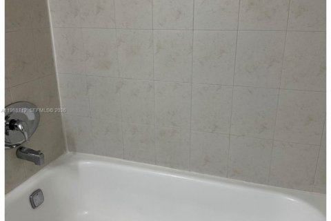 Condo in Hallandale Beach, Florida, 1 bedroom  № 2050938 - photo 28