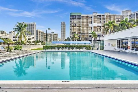 Condo in Hallandale Beach, Florida, 1 bedroom  № 2050938 - photo 5