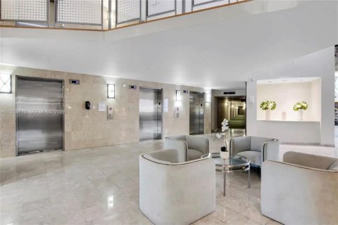 Condo in Hallandale Beach, Florida, 1 bedroom  № 2050938 - photo 10