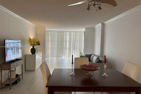 Condo in Hallandale Beach, Florida, 1 bedroom  № 2050938 - photo 20