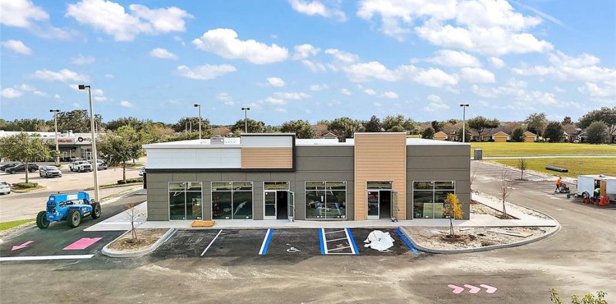 Propiedad comercial en Sorrento, Florida № 951205