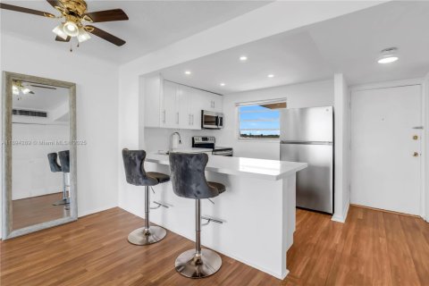 Condominio en venta en North Miami Beach, Florida, 1 dormitorio, 68.19 m2 № 1947397 - foto 4