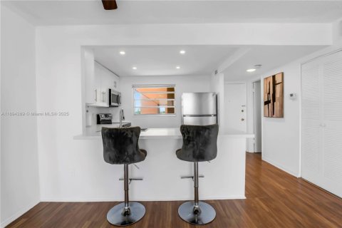 Condominio en North Miami Beach, Florida, 1 dormitorio  № 1947397