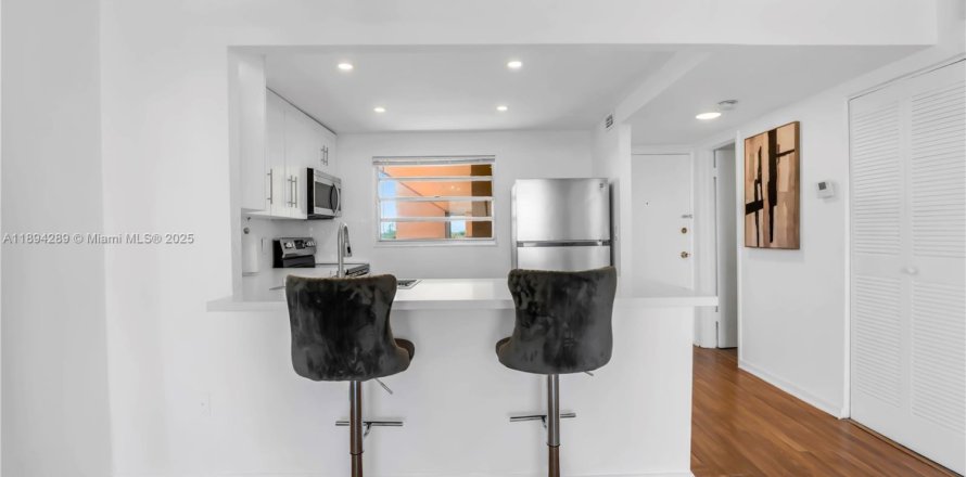 Condominio en North Miami Beach, Florida, 1 dormitorio  № 1947397