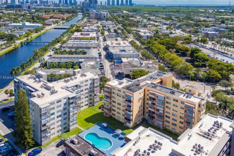 Condominio en venta en North Miami Beach, Florida, 1 dormitorio, 68.19 m2 № 1947397 - foto 2