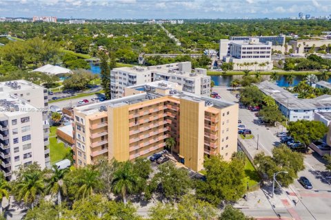 Condominio en venta en North Miami Beach, Florida, 1 dormitorio, 68.19 m2 № 1947397 - foto 18