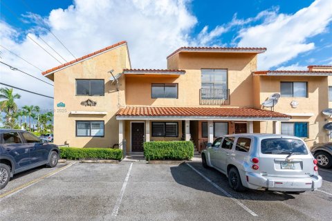 Condominio en venta en Hialeah, Florida, 2 dormitorios, 70.14 m2 № 1945062 - foto 2