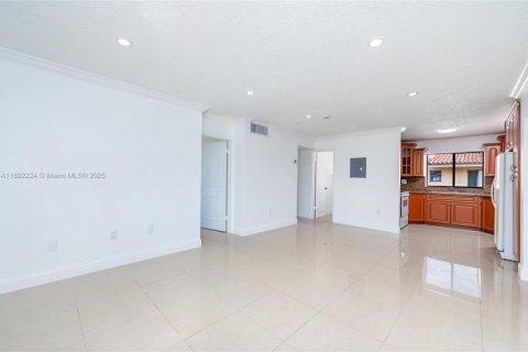 Condominio en venta en Hialeah, Florida, 2 dormitorios, 70.14 m2 № 1945062 - foto 13