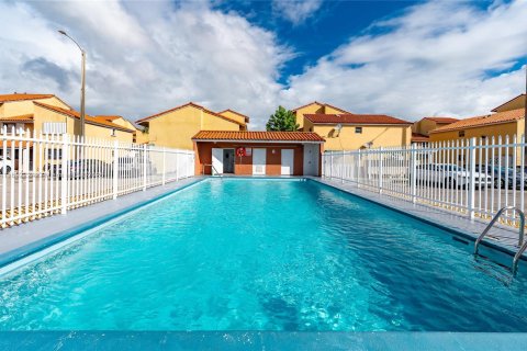Condominio en venta en Hialeah, Florida, 2 dormitorios, 70.14 m2 № 1945062 - foto 7