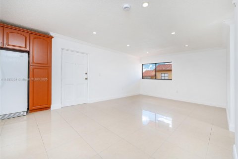 Condominio en venta en Hialeah, Florida, 2 dormitorios, 70.14 m2 № 1945062 - foto 12