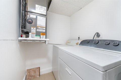 Condominio en venta en Hialeah, Florida, 2 dormitorios, 70.14 m2 № 1945062 - foto 26