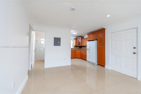 Condominio en venta en Hialeah, Florida, 2 dormitorios, 70.14 m2 № 1945062 - foto 17