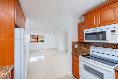 Condominio en venta en Hialeah, Florida, 2 dormitorios, 70.14 m2 № 1945062 - foto 16