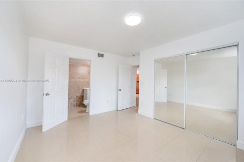 Condominio en venta en Hialeah, Florida, 2 dormitorios, 70.14 m2 № 1945062 - foto 18