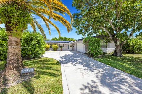 House in Palmetto Bay, Florida 3 bedrooms, 168.8 sq.m. № 1889887 - photo 1