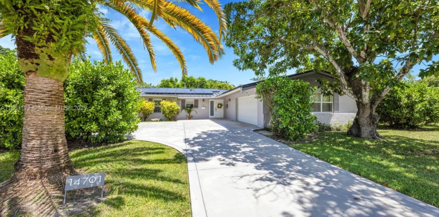 House in Palmetto Bay, Florida 3 bedrooms, 168.8 sq.m. № 1889887