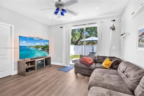 Townhouse in Miramar, Florida 3 bedrooms, 153.29 sq.m. № 1842755 - photo 6