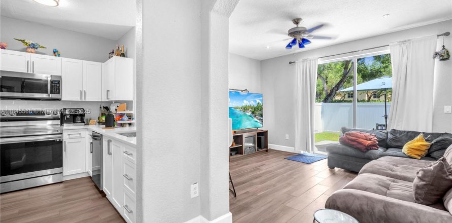 Townhouse in Miramar, Florida 3 bedrooms, 153.29 sq.m. № 1842755